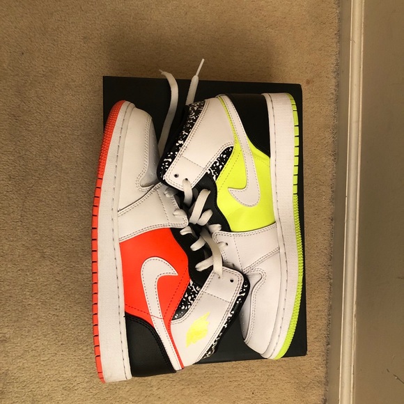 Jordan 1 Mid Composition Notebook (GS) - Picture 1 of 5